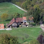 Kuća sa dvorištem - ilustracija slike