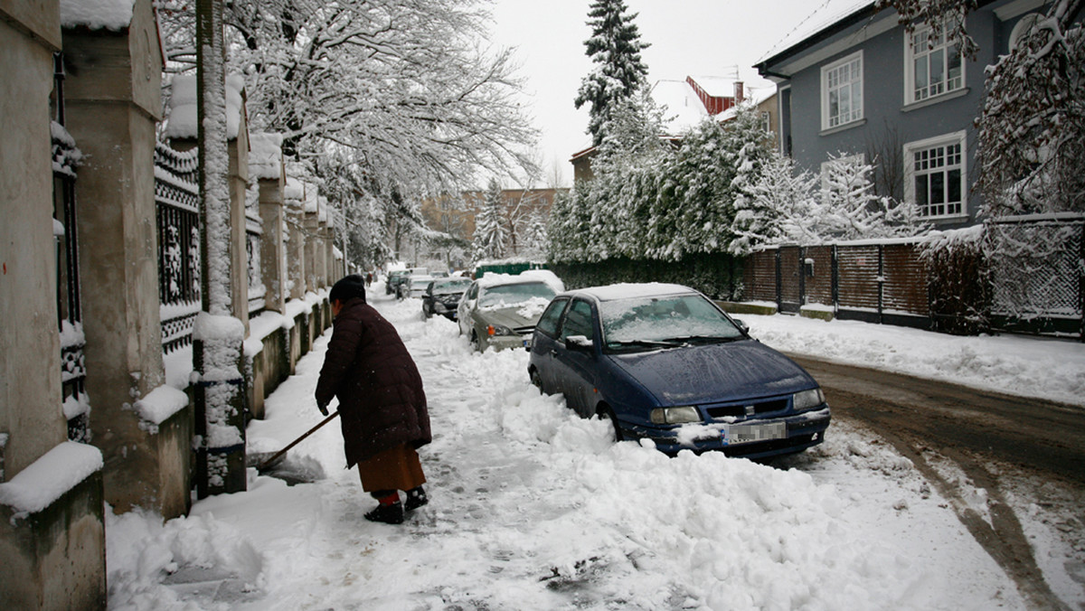 Opady śniegu spowodowały awarie sieci elektrycznej w Małopolsce. Ok. 10 tys. gospodarstw jest bez prądu - poinformowała w poniedziałek po południu rzeczniczka prasowa wojewody małopolskiego Joanna Sieradzka.