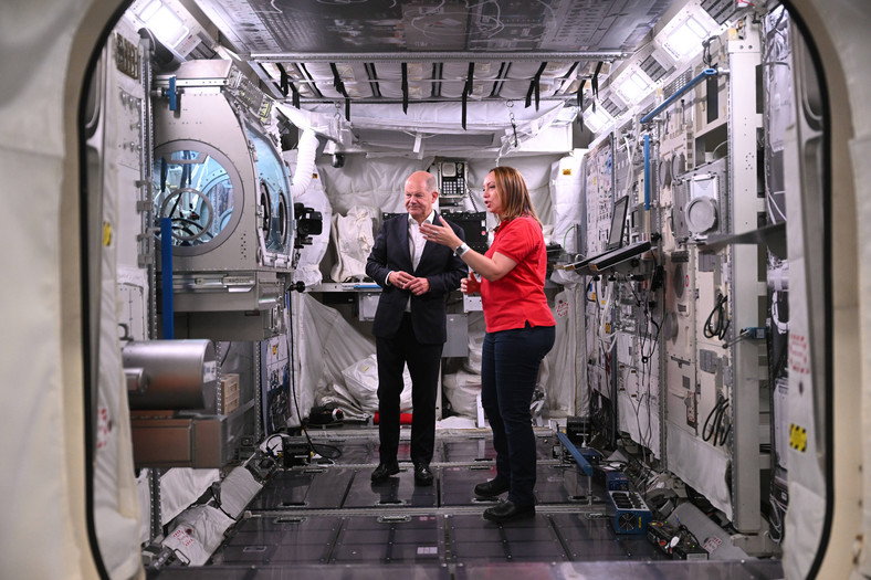 Kanclerz Olaf Scholz w centrum szkolenia astronautów Europejskiej Agencji Kosmicznej pod Kolonią. 1 września 2023 r.