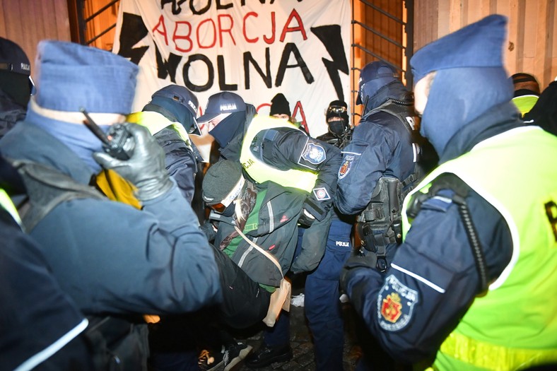 Interwencja policji w trakcie protestów po zaostrzeniu przez rząd PiS prawa aborcyjnego