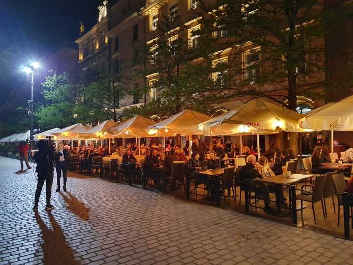 Rynek Główny w Krakowie. Ludzi jest tu całkiem sporo