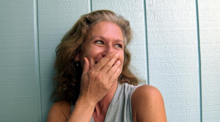 59 éves nő elszégyellve magát áll a konyhában Fotó: Getty Images
