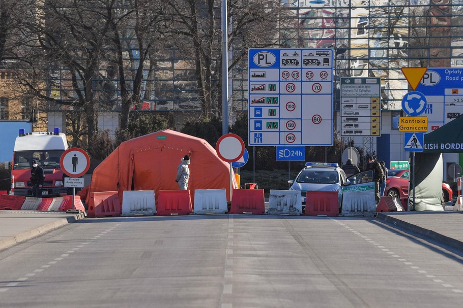 Jedno z trzech otwartych pieszych przejść granicznych z Niemcami w Słubicach w trakcie pandemii koronawirusa 