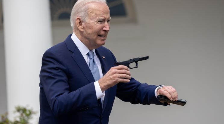 Joe Biden egy a fegyvertartás szigorításáról szóló sajtótájékoztatón hadonászott ezzel a pisztollyal / Fotó: Getty Images