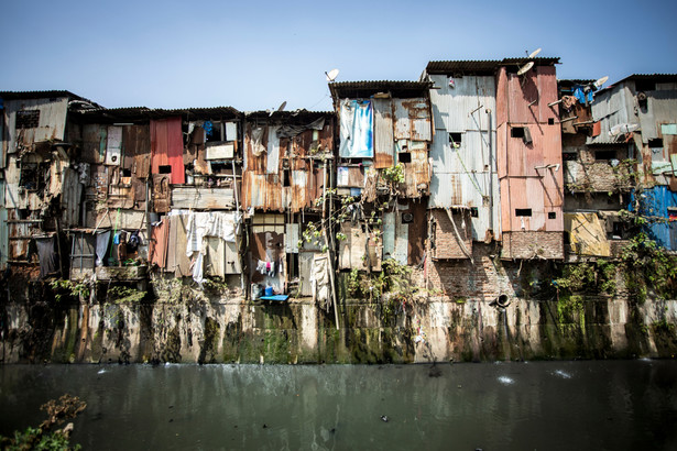 Slumsy Dharavi na brzegu rzeki, Bombaj