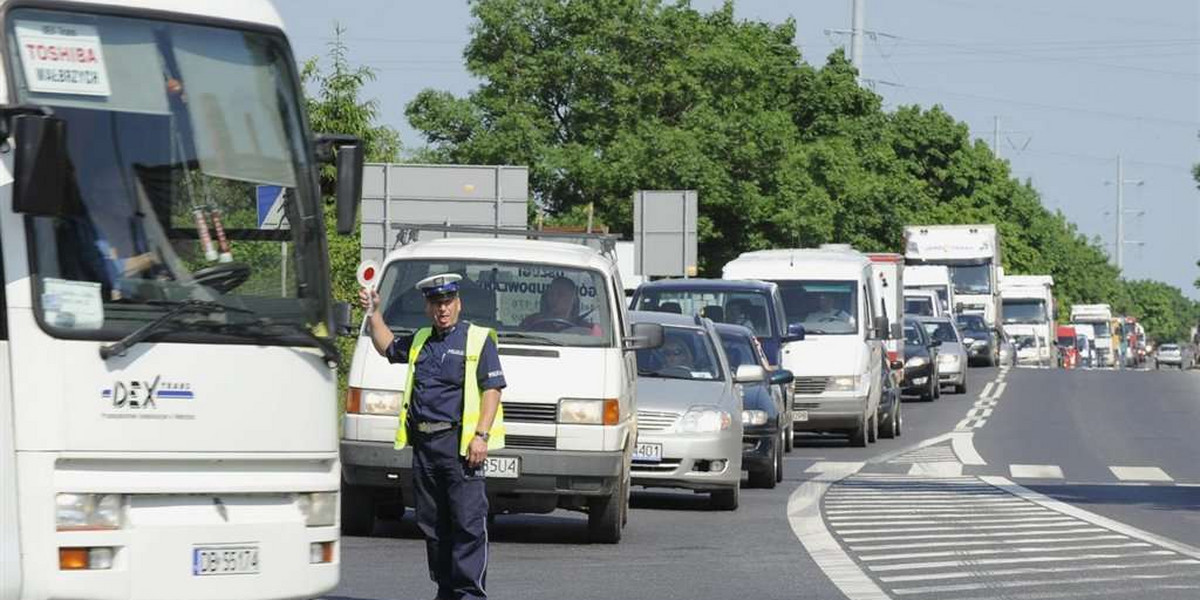 policjanci, kierowanie ruchem