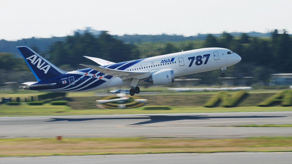 Boeing oraz towarzystwo ANA (All Nippon Airways) badają problem dotyczący podwozia samolotu 787 Dreamliner, co jest pierwszą usterką techniczną nowego odrzutowca, jaka pojawiła się od wprowadzenia go do eksploatacji w ubiegłym miesiącu - podało dziś ANA.