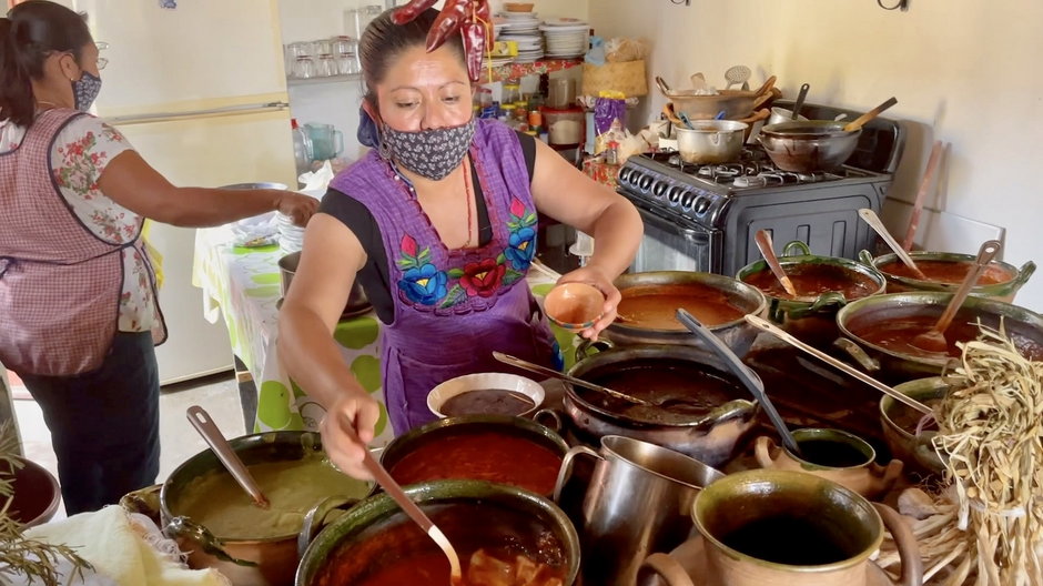 "Grupa meksykańskich kobiet codziennie przygotowuje jedzenie oraz butelki z wodą dla migrantów"