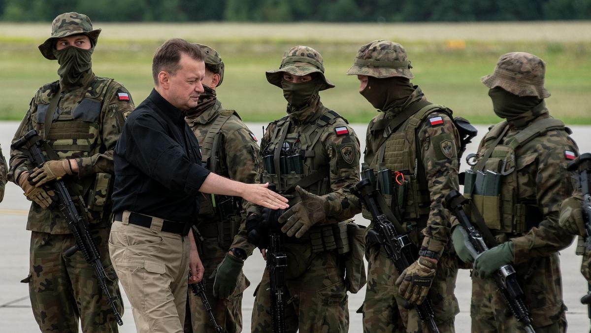 Minister obrony Mariusz Błaszczak podczas odprawy z żołnierzami na wschodniej granicy