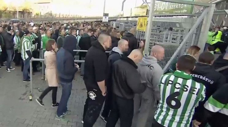 Mint jól látható, a szurkolók többségével ellentétben a balhéba keveredő szurkolók egy teljesen másik bejáraton át jutottak be a stadionba /Fotó: Digi Sport