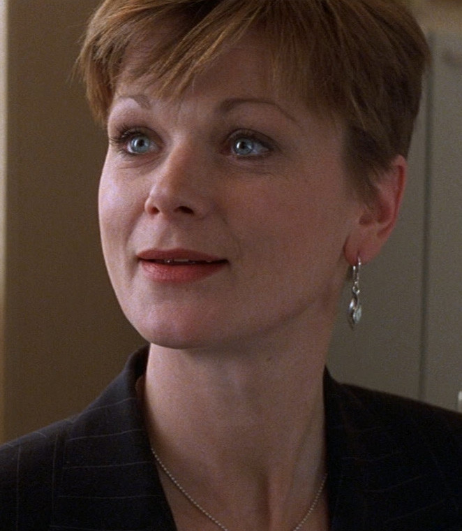 Samantha Bond w "Śmierć nadejdzie jutro" (2002)