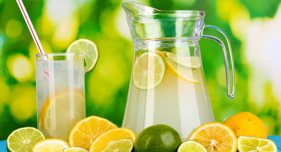 Jak zrobić lemoniadę cytrynową? Przepis na domową lemoniadę