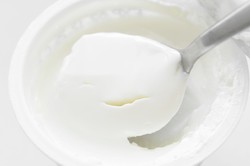 Szkło w jogurcie. Produkt wycofywany z rynku, ostrzeżenie dla konsumentów
