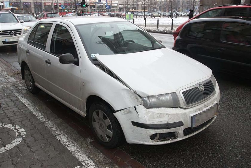 Mucha. Rozbili jej nowiutkiego mercedesa!