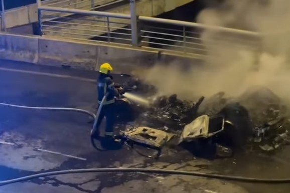 (VIDEO) NEVIĐEN PRIZOR NA MOSTU NA ADI! Od automobila ostala gomila ugljenišanog lima - jezive slike nakon požara: "Ovo izgleda kao eksplozija"
