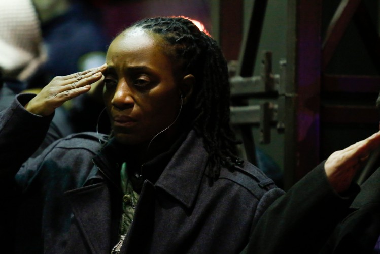 Policjanci z Nowego Jorku oddają hołd zastrzelonym kolegom