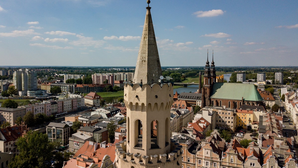 Już od najbliższej soboty mieszkańcy i turyści będą mogli spojrzeć na Opole z zupełnie innej perspektywy. Z okazji 800-lecia miasta dla zwiedzających zostanie otwarta wieża ratuszowa. W czasie 30-minutowego oprowadzania z przewodnikiem będzie też można zobaczyć wystawę poświęconą historii miasta.