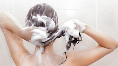 Letnie miesiące a kondycja włosów: jak pielęgnować włosy, by nie uszkodzić ich na słońcu. Poznaj metodę OMO
