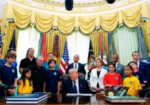  Donald Trampa sa decom u Beloj kući