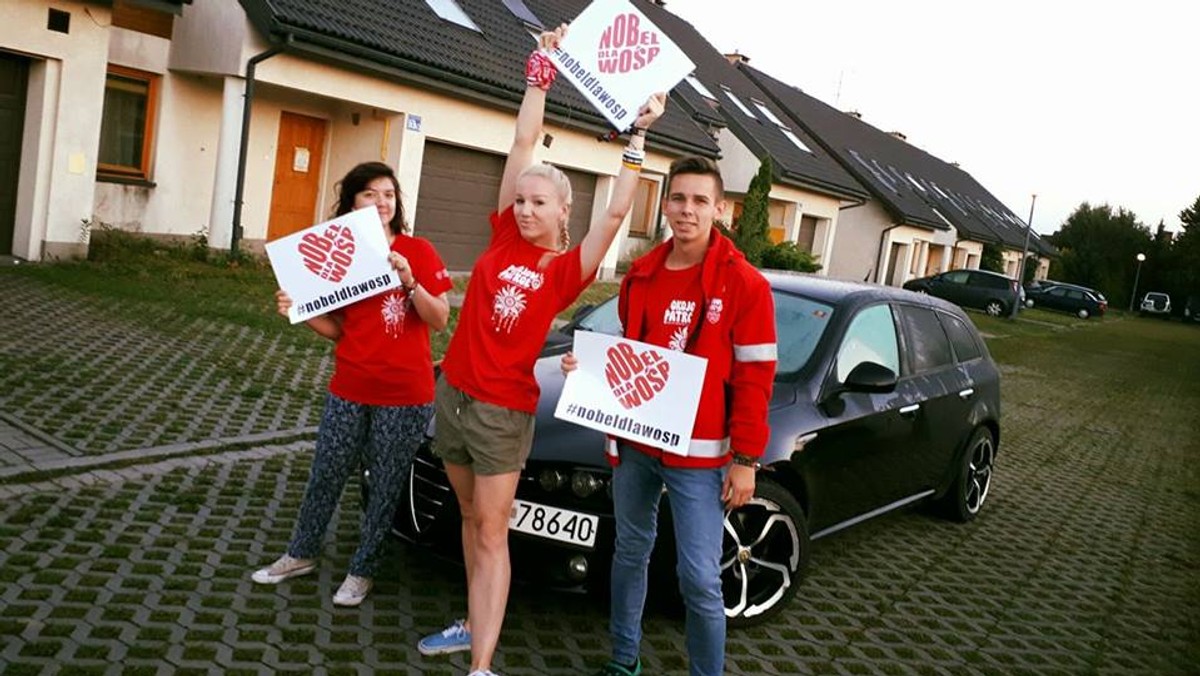 Trójka członków Pokojowego Patrolu postanowiła po intensywnym tygodniu pracy przy Przystanku Woodstock wyruszyć w podróż po Europie. Wakacyjną wyprawę postanowili jednak połączyć z promocją Fundacji Wielkiej Orkiestry Świątecznej Pomocy poza granicami kraju. Rozdają ulotki w języku angielskim, a przede wszystkim rozmawiają o tym, co Jurek Owsiak oraz tysiące osób związanych z WOŚP robią dla Polski. I dlaczego zasługują na Pokojową Nagrodę Nobla.