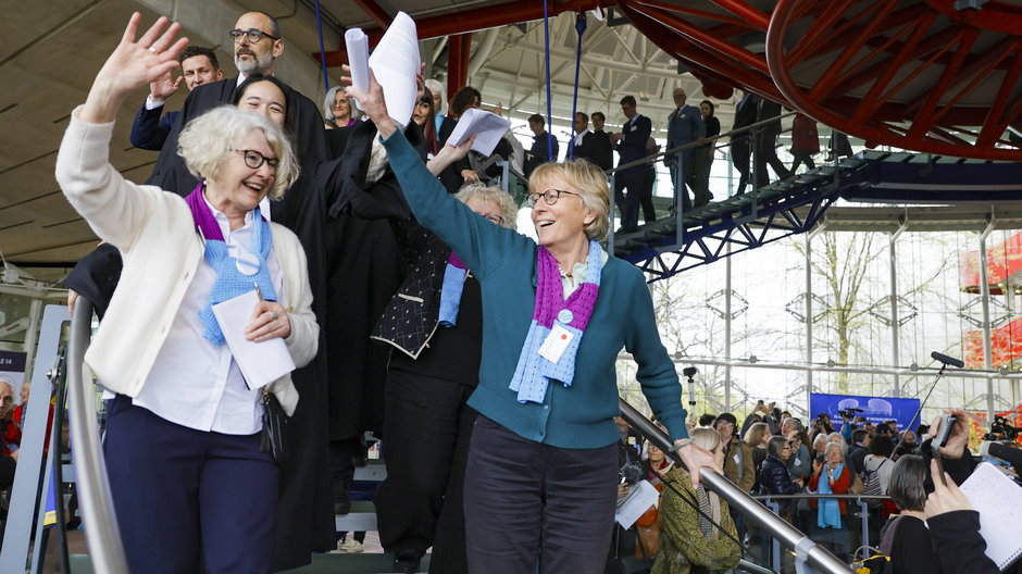 Aktywistki ze szwajcarskiej organizacji Climate Seniors świętują korzystne orzeczenie ETPC. Strasburg, 9 kwietnia br.