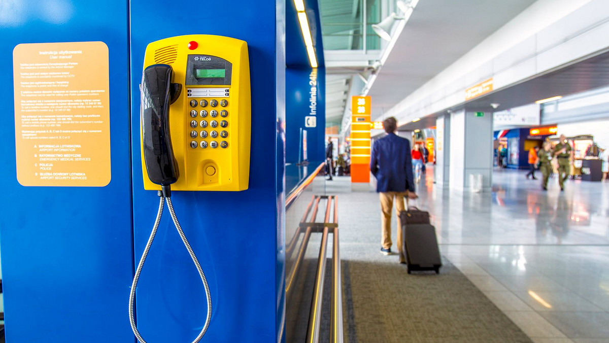 Warszawskie Lotnisko Chopina zainstalowało pięć aparatów telefonicznych, z których pasażerowie mogą bezpłatnie zadzwonić na krajowe numery komórkowe i stacjonarne - poinformował port. Aparaty, w kolorze żółtym, znajdują się w strefie ogólnodostępnej i zastrzeżonej.