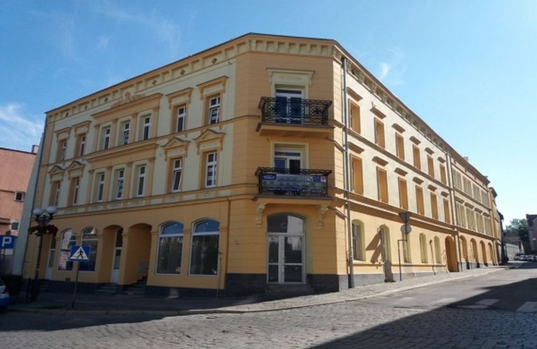 Mieszkanie 36.5 w inwestycji „Ziębice”, lokalizacja: powiat ząbkowicki, Ziębice, ul. Rynek 36 (29,9 km od Kłodzka), ofertowa cena za 1 mkw. - 2876 zł, ofertowa cena za mieszkanie - 81 000 zł, powierzchnia - 28,2 mkw.
<br>
Najtańsze spośród prawie 59 000 mieszkań prezentowanych na portalu RynekPierwotny.pl, kosztuje równe 81 000 zł i jest dostępne w Ziębicach koło Kłodzka. Ten lokal znajduje się w odremontowanej kamienicy przy ziębickim rynku. Do mieszkania przynależy komórka lokatorska. Lokal jest sprzedawany w standardzie deweloperskim, a jego cena spełnia kryteria programu MdM. Dzięki temu można dodatkowo zredukować koszt zakupu kawalerki o powierzchni 28,2 mkw. 
<br>
Niska cena analizowanego mieszkania, wynika z kilku czynników. Po pierwsze, Ziębice znajdują się stosunkowo daleko od dwóch znacznie większych ośrodków miejskich (Wrocław i Opole). Po drugie, cały powiat ząbkowicki cechuje się dość wysoką stopą bezrobocia rejestrowanego (15,3% w 2015 r.) oraz ujemnym saldem migracji (w 2014 r. oficjalnie ubyło około 200 osób). Na terenie Ziębic i podobnych miast, znalezienie bardzo tanich mieszkań nie stanowi problemu. Cena używanych lokali czasem może być niższa od 1500 zł/mkw.