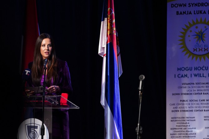 Tamara Vučić u ljubičastom kompletu
