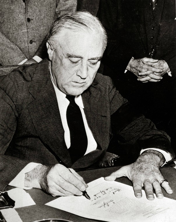 Prezydent Franklin Delano Roosevelt podpisuje deklarację wojny przeciwko Japonii (8 grudnia 1941 r.)