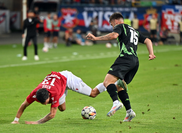 Zawodnik Wisły Kraków Taras Kiss (L) i Gary Magnee (P) z Cercle Brugge w meczu 4. rundy eliminacji piłkarskiej Ligi Konferencji w Krakowie