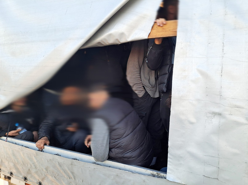 Inspektorzy ITD wykryli przemyt 43 nielegalnych imigrantów z Syrii
