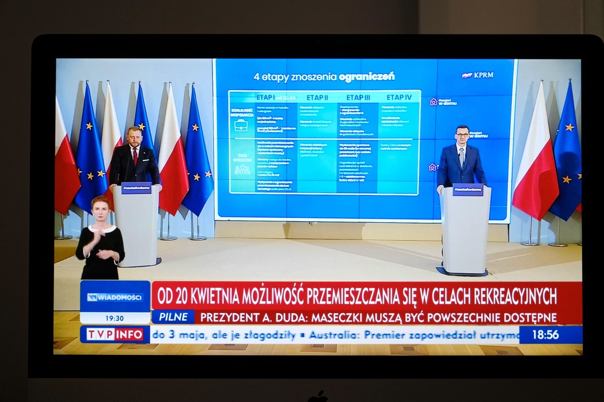 Warszawa, 16.04.2020. Koronawirus w Polsce. Premier Mateusz Morawiecki (P) oraz minister zdrowia Łukasz Szumowski (L), 16 bm. podczas konferencji prasowej w KPRM w Warszawie, oglądanej w jednym z stołecznych mieszkań. Premier zapowiedział zdejmowanie od 20 kwietnia obostrzeń obowiązujących obecnie w związku z epidemią koronawirusa. (kf) PAP/Mateusz Marek
