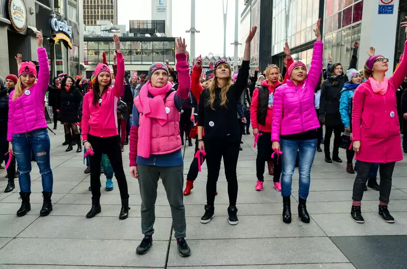 Kobiety wspierające akcję &quot;One Bilion Rising&quot; (Warszawa 2016)/ Mariusz Gaczynski/East News 