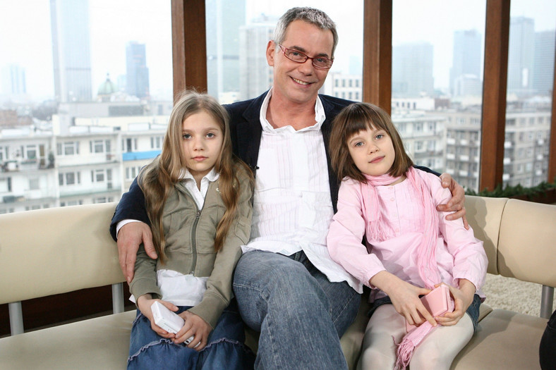 Robert Janowski z córkami w 2008 roku
