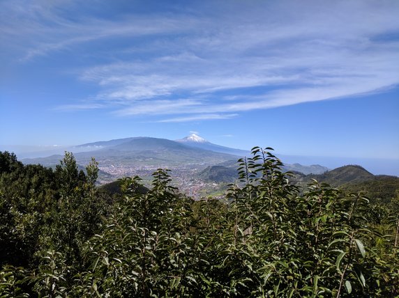 Punkt widokowy Cruz del Carmen. Widok na osnieżony czubek wulkanu Teide. Marzec 2018. Góry Anaga, Teneryfa