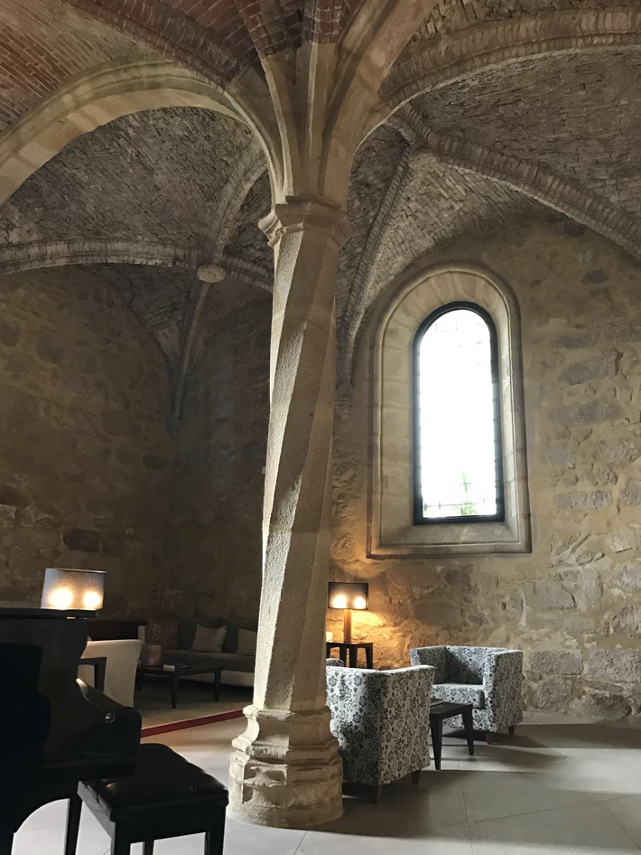 Pokój w Pousada Flor da Rosa. Hotel mieści się w XIV-wiecznym zamku Zakonu Maltańskiego