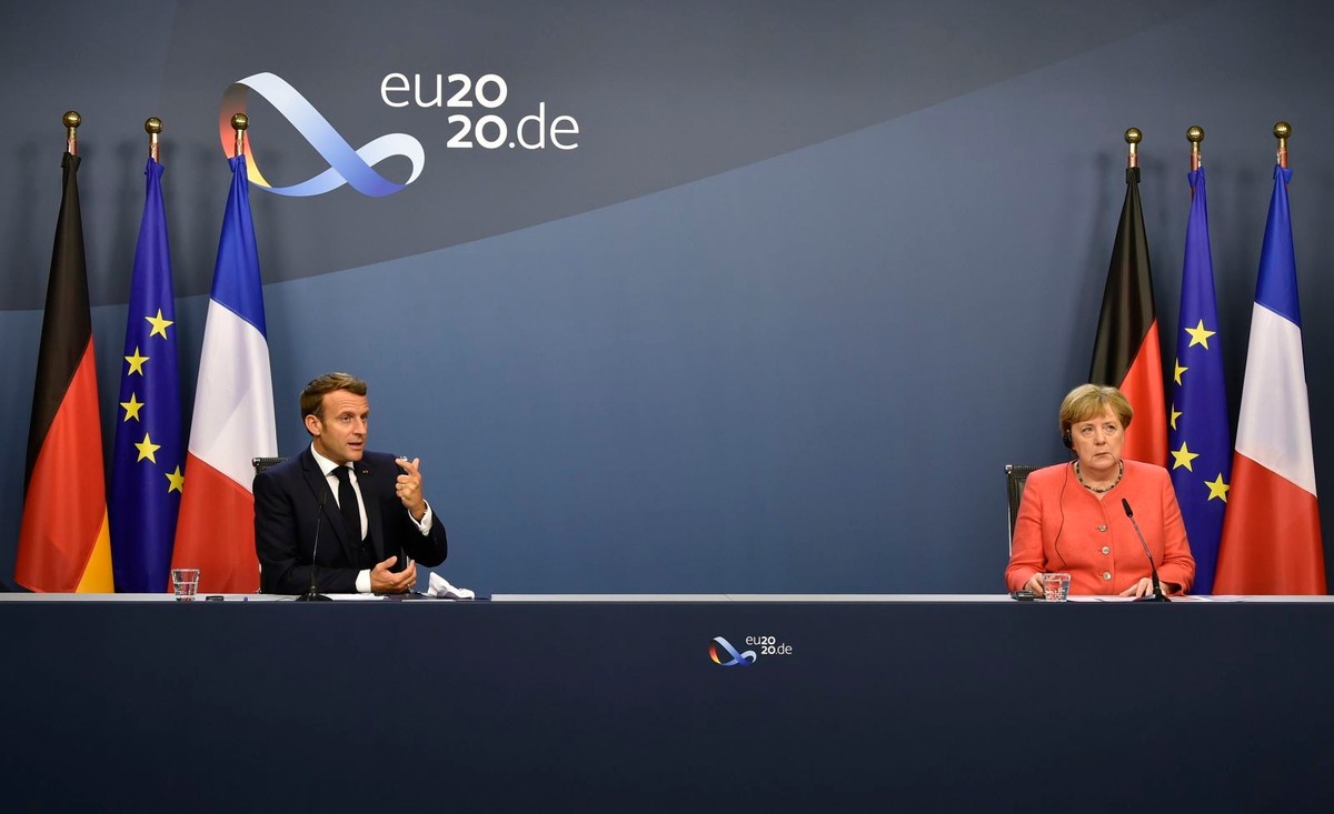 Emmanuel Macron i Angela Merkel na konferencji kończącej szczyt