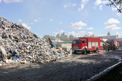 Gaszenie składowiska odpadów w Nowym Miszewie w powiecie płockim, 27 lipca 2023 r.