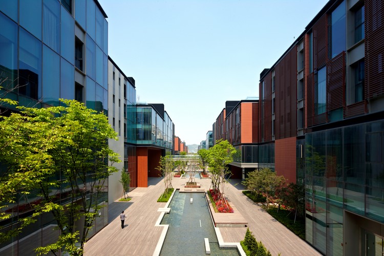 Budowa miasta wciąż trwa, ale już teraz mieszka tam 25 tys. ludzi. Docelowo w 2015 roku, kiedy zostanie zakończona, Songdo będzie miało 65 tys. mieszkańców. Projekt realizowany jest na powierzchni 6 km kw. - około 50 km na południe od Seulu od 2000 roku.