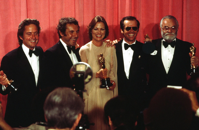 Michel Douglas, Saul Zaentz,  Milos Forman, Jack Nicholson i Louise Fletcher z Oscarami za "Lot nad kukułczym gniazdem"