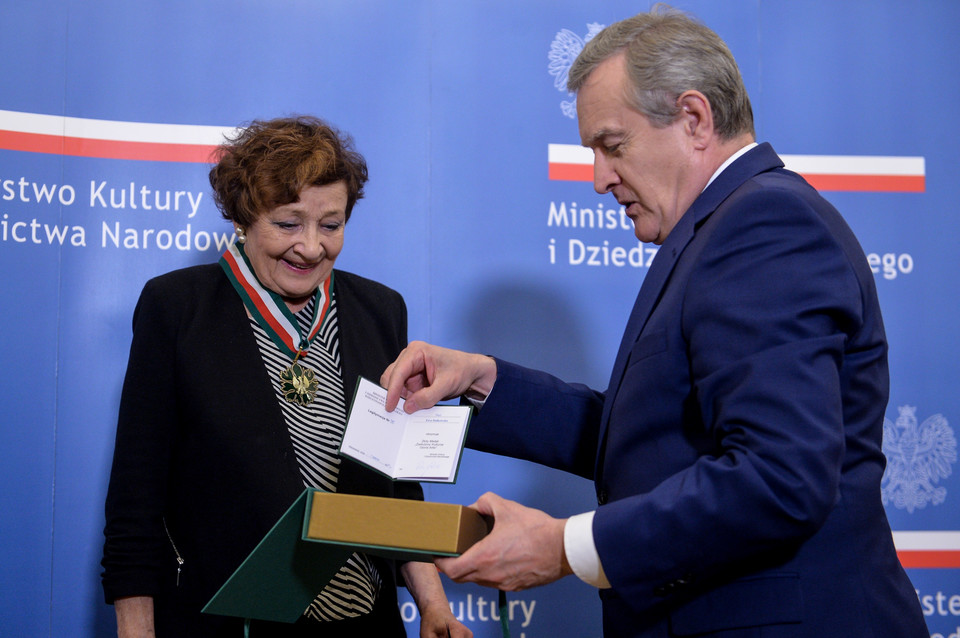 Ewa Dałkowska odbiera medal „Zasłużony Kulturze Gloria Artis” z rąk ówczesnego ministra Piotra Glińskiego (2017 r.)