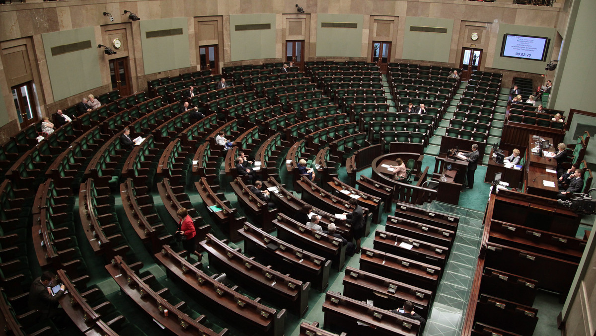 Według najnowszego sondażu przygotowanego przez MillwardBrown SMG/KRC dla TVN 24 wynika, że PO i PiS dzieli zaledwie jeden punkt procentowy. Na partię Donalda Tuska swój głos chce oddać 29 procent Polaków. Ugrupowanie Jarosława Kaczyńskiego popiera 28 proc. badanych. W porównaniu z poprzednim sondażem Platforma Obywatelska straciła aż cztery punkty procentowe.