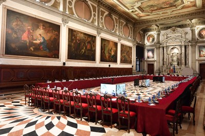 Dyskurs coraz bardziej demokratyczny, ale i zafałszowany