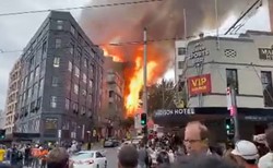 Olbrzymi pożar w centrum Sydney. "Cała ściana się zawaliła"