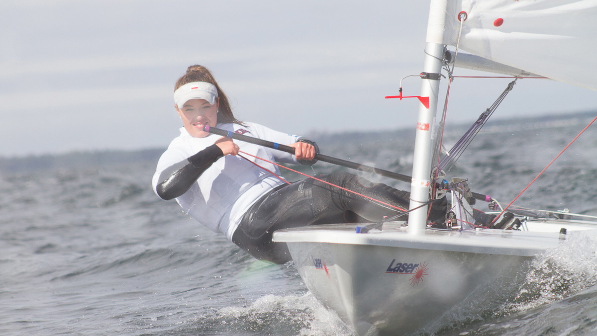 W pierwszym dniu mistrzostw świata w żeglarstwie na wodę wypłynęli tylko przedstawiciele klasy Laser i Laser Radial. Polacy ze zmiennym szczęściem zainaugurowali zmagania, zajmując dość odległe lokaty. Najlepiej zaprezentowali się Jonasz Stelmaszyk i Paulina Czubachowska. Po dwóch startach kwalifikacyjnych prowadzą Juan Ignacio Maegli Aguero z Gwatemali i Veronika Kozelska Fenclova z Czech.