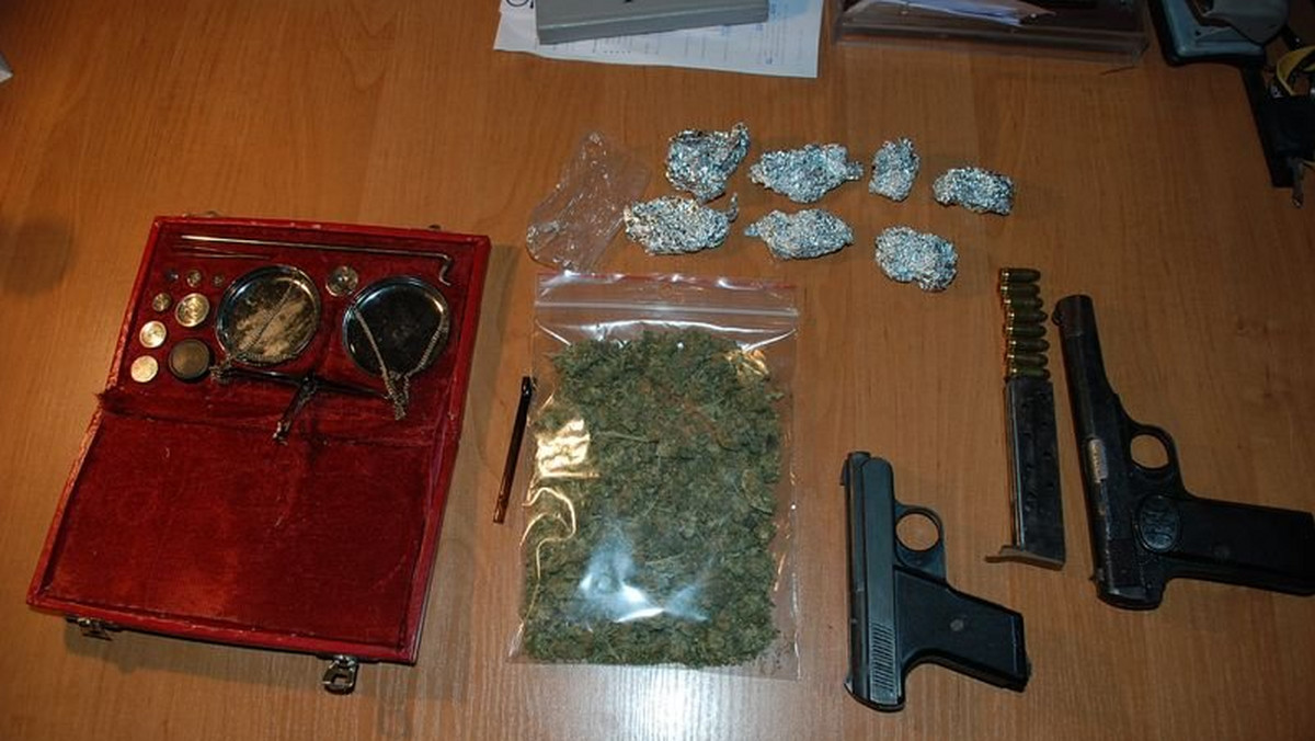 Ponad 200 porcji marihuany, broń oraz amunicję zabezpieczyli policjanci z Lubania i Gryfowa Śląskiego. To efekt wspólnych działań funkcjonariuszy zajmujących się zwalczaniem przestępczości narkotykowej.