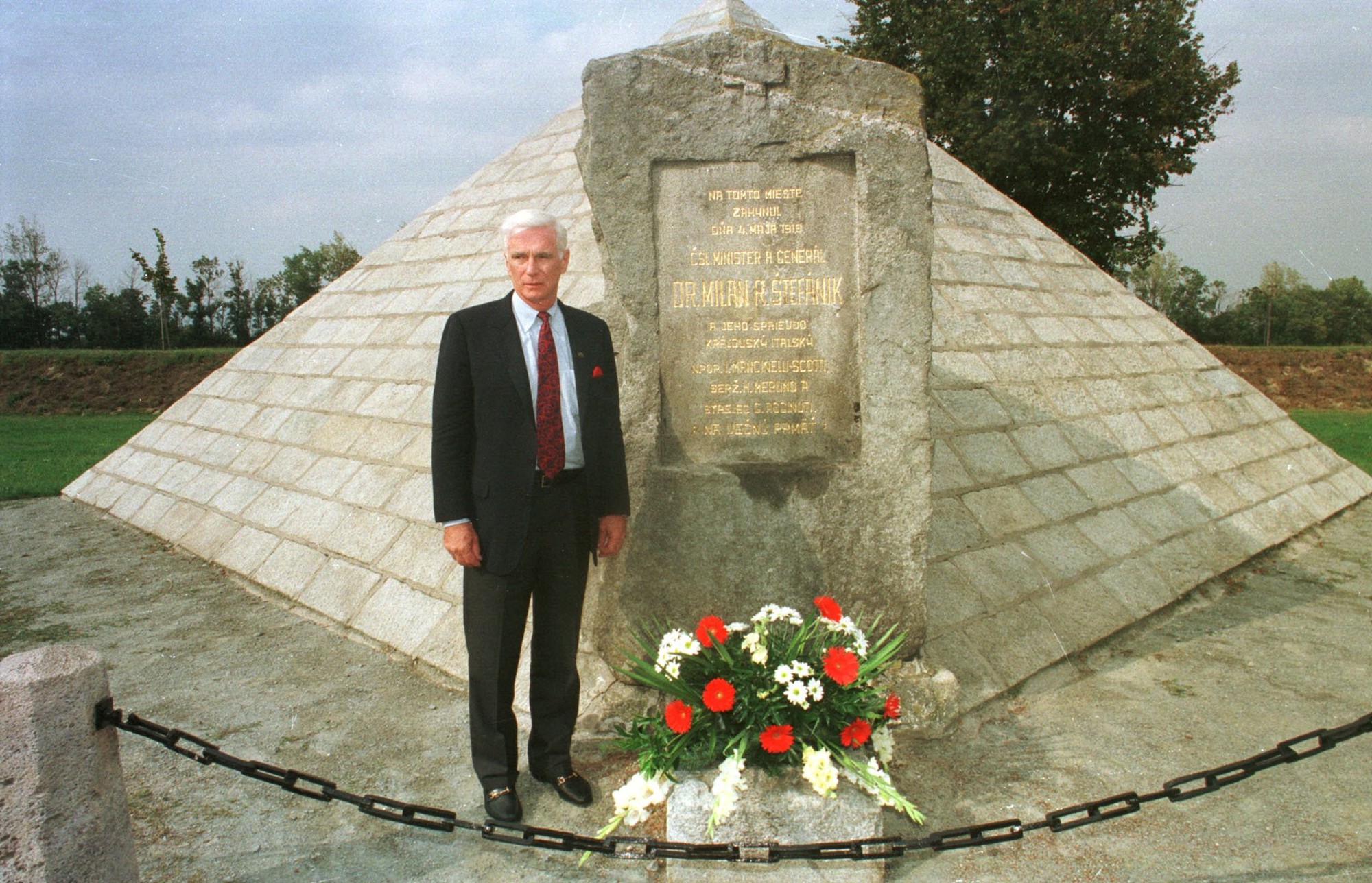 Americký kozmonaut slovenského pôvodu Eugen Andrew Cernan pri mohyle generála M. R. Štefánika v Ivanke pri Dunaji 24. septembra 1994.