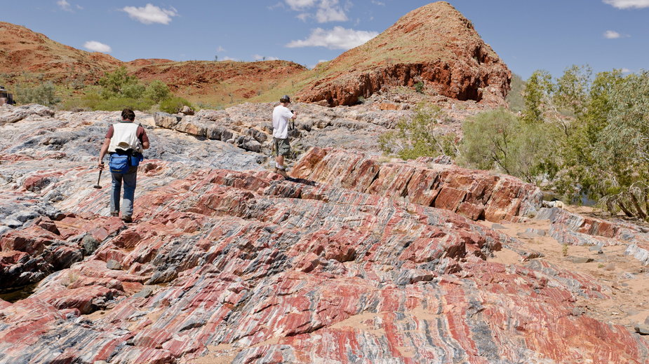 Geolodzy z NASA Astrobiology Institute na jednej z formacji kratonu Pilbara