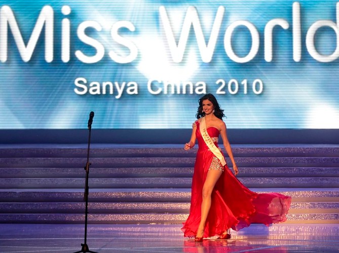 Miss Wenezueli, Adriana Vasini, śpieszy wygłosić mowę