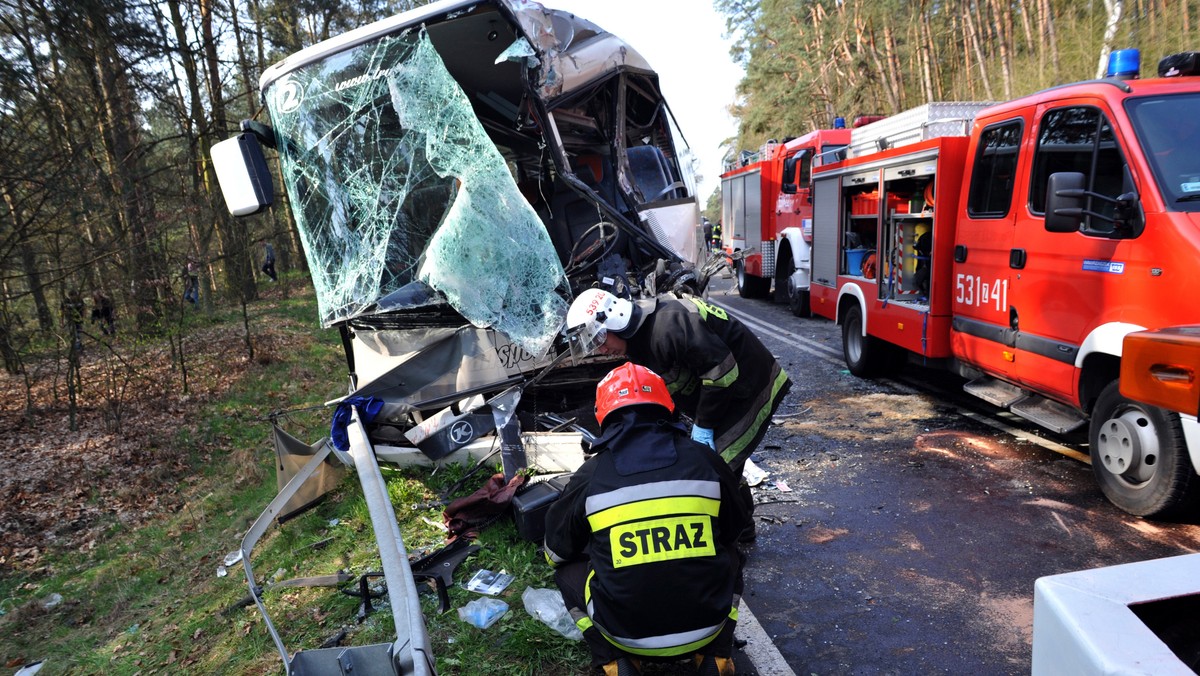 22 osoby zostały hospitalizowane po wypadku z udziałem autobusu i samochodu ciężarowego z naczepą, do którego doszło w Grabowie w powiecie stargardzkim (Zachodniopomorskie). Sześć osób jest w stanie ciężkim - poinformował rzecznik Komendy Głównej Straży Pożarnej Paweł Frątczak.